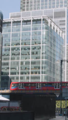 Vertikales-Video-Des-Bürogebäudes-Der-Citi-Bank-In-Den-Londoner-Docklands,-Großbritannien